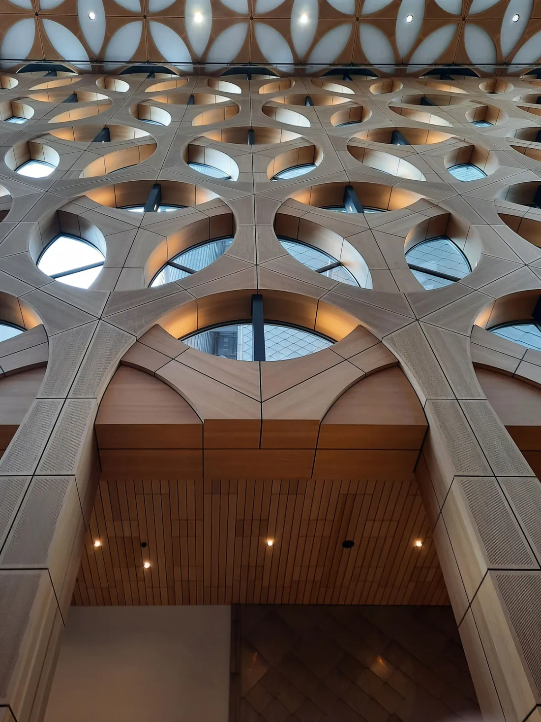 Fachada interior de madera con ventanas circulares
